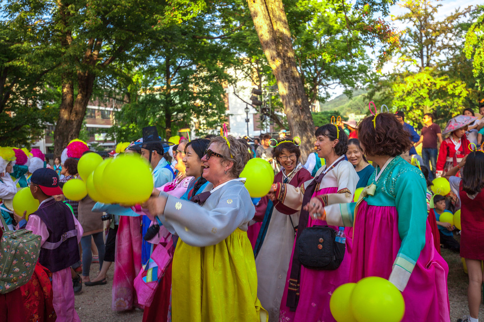 지난해 열린 제1회 전주 한옥마을 강강술래 축제에 외국인들도 참여했다. 전주한옥마을강강술래축제조직위 제공