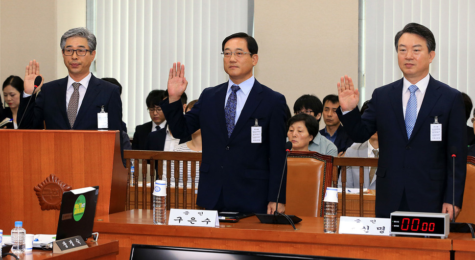 12일 오전 국회 본청 안전행정위원회에서 열린 백남기 농민 청문회에서 증인들이 선서를 하고 있다. 왼쪽부터 신윤균 현 영등포경찰서장, 구은수 전 서울청장, 강신명 전 경찰청장. 김태형 기자 xogud555@hani.co.kr