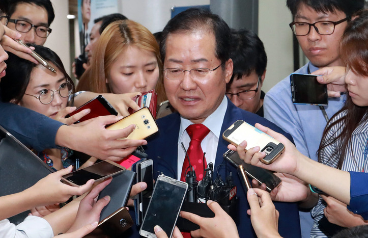 홍준표 경남지사가 지난 8일 징역 1년6개월 실형을 선고받은 직후 서울중앙지법 법정을 나서며 취재진의 질문을 받고 있다. 연합뉴스