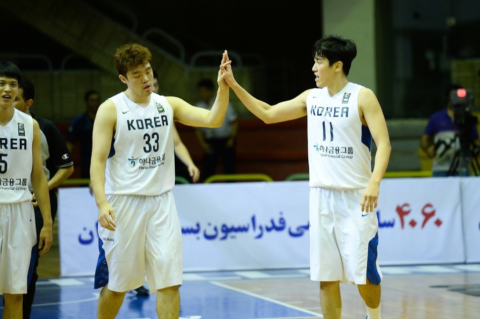 한국농구대표팀의 이승현(33번)과 허일영(11번)이 18일 테헤란에서 열린 국제농구연맹 아시아챌린지 4강전 이라크와의 경기에서 득점한 뒤 격려하고 있다.  대한농구협회 제공