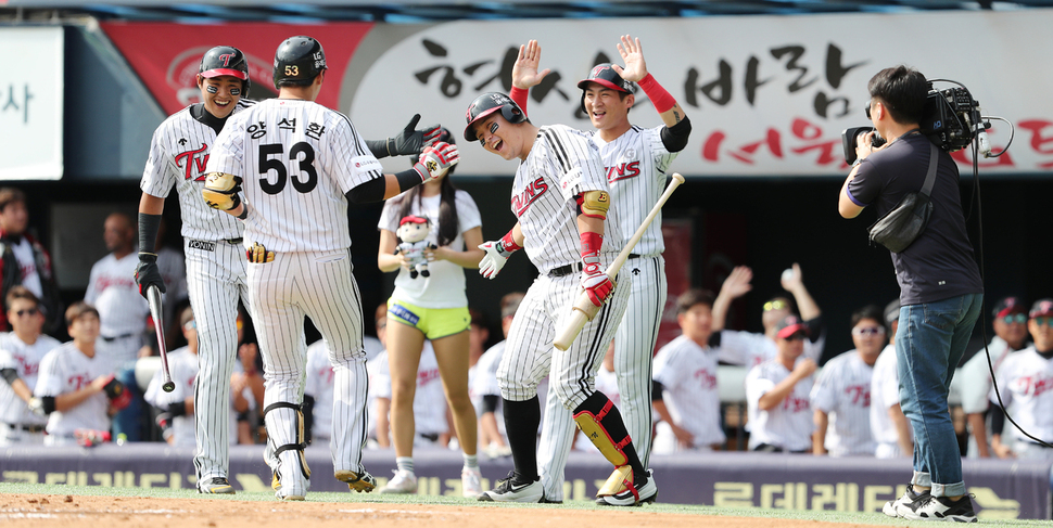 엘지(LG) 트윈스 양석환이 18일 서울 잠실야구장에서 열린 2016 케이비오(KBO)리그 삼성 라이온즈와의 경기에서 2회말 1사 1·2루 때 타석에 들어서 3점 홈런을 친 뒤 동료들의 축하를 받고 있다. 연합뉴스