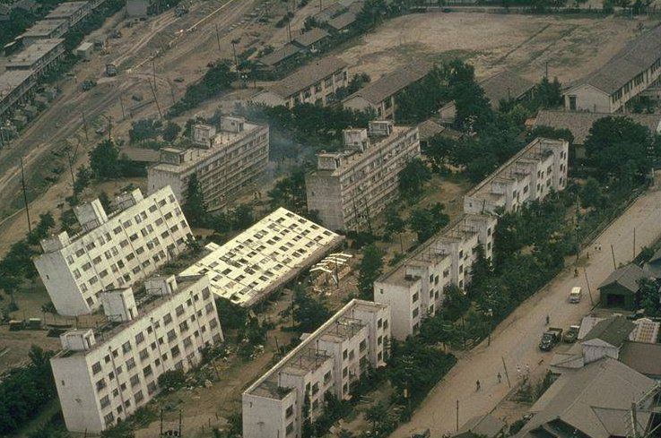 1964년 6월16일 일본 니가타현에서 일어난 규모 7.5 지진 때 액상화 현상으로 지반이 약해지면서 아파트가 건물째 넘어졌다. 국립재난안전연구원(일본 와세다대 하마다 마사노리 교수 재인용) 제공