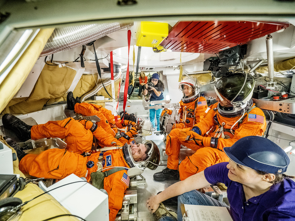 지난달 4일 미국 텍사스주 휴스턴에 있는 미 항공우주국(NASA) 존슨우주센터에서 우주인과 기술자들이 오리온 우주선 모형 안에서 착륙 훈련을 하고 있다. 오리온은 2040~50년 4명의 우주인을 화성에 데려다줄 목표로 나사가 개발중인 차세대 유인 우주선이다. 나사/라디슬라브 시니악 제공