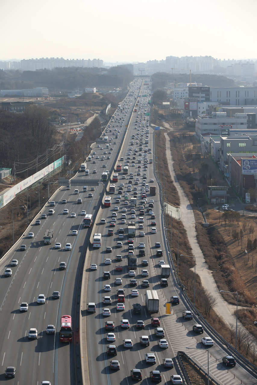 설 연휴 시작을 하루 앞둔 지난 2월 5일 오후 귀성길에 오른 차량들이 경기도 동탄에서 오산 부근을 줄지어 이동하고 있다. 신소영 기자 viator@hani.co.kr