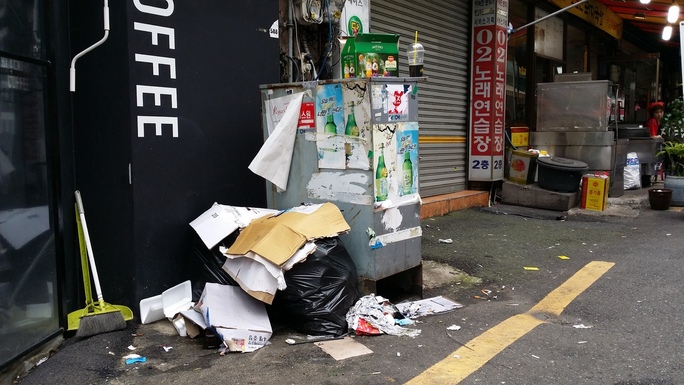 추석연휴가 끝난 19일 오전 부산 부산진구 서면 복개로 골목에 각종 쓰레기가 쌓여있다.