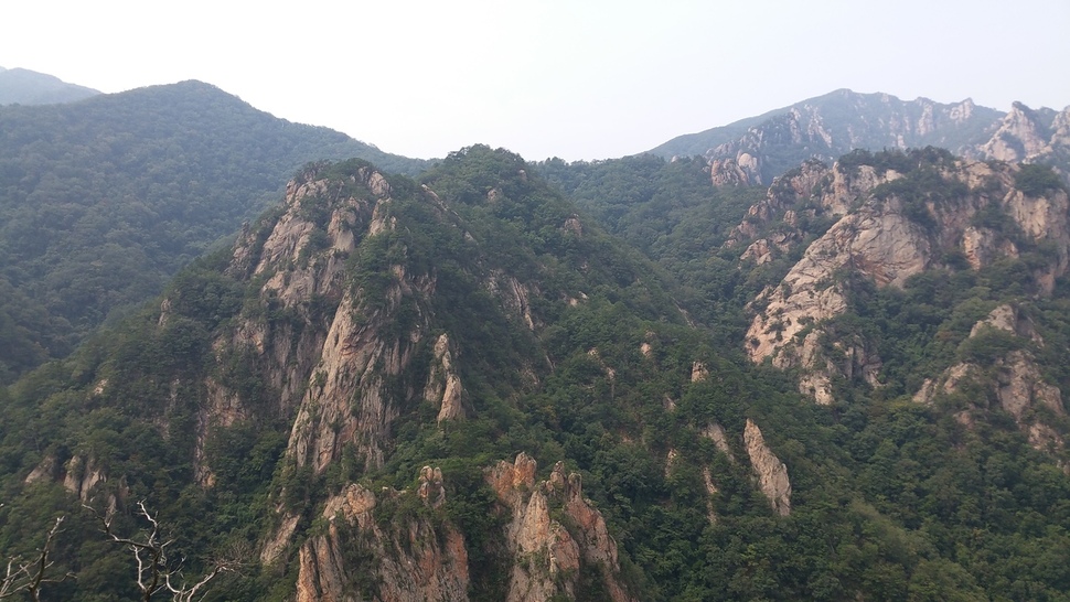 설악산 남설악 만경대에서 바라본 풍경 모습. 국립공원관리공단 설악산국립공원사무소 제공