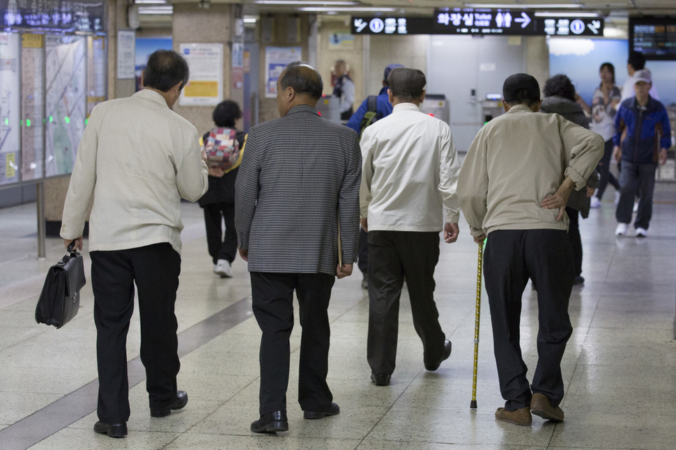 급속한 고령화로 현재 65살인 노인의 나이 기준을 더 높이려는 움직임이 본격화하고 있다. 사진은 서울의 한 지하철 구내를 지나는 노인들. <한겨레> 자료사진