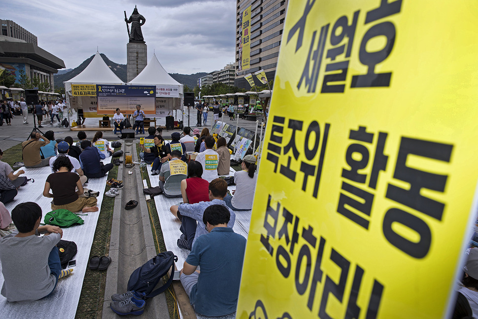 416가족협의회와 416연대가 18일 오후 서울 종로구 이순신동상 앞 광화문416광장에서 한가위 행사 일환으로 세월호특조위의 특별강연을 열러 박종운 안전사회소위원장(오른쪽)과 오지원 피해자지원점검과 과장이 발언하고 있다. 김성광 기자 flysg2@hani.co.kr