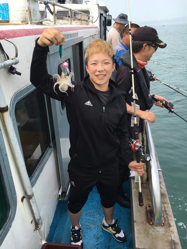 2016 브라질 리우올림픽 여자유도 48㎏ 은메달리스트 정보경이 올림픽을 마치고 지인들과 함께 한 바다낚시에서 주꾸미를 잡아 올리는 모습. 정보경은 낚시 마니아로 유명하다. 정보경 선수 제공
