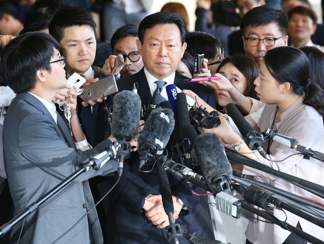 신동빈 롯데그룹 회장이 20일 서울 서초동 서울중앙지검에서 검찰 조사를 받기에 앞서 기자들의 질문에 답하고 있다. 박종식 기자 anaki@hani.co.kr