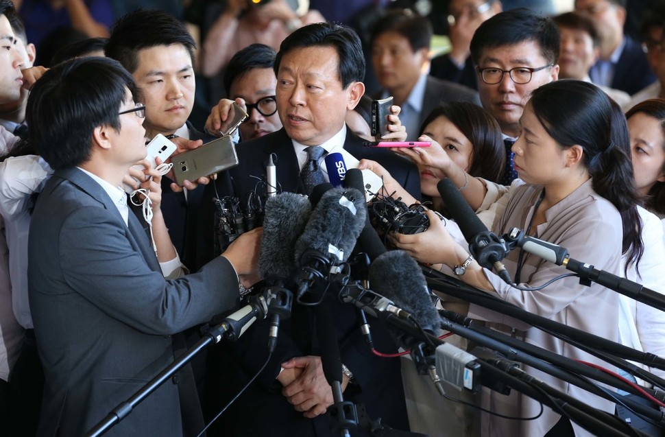 신동빈 롯데그룹 회장이 20일 오전 검찰조사를 받기위해 서울 서초동 서울중앙지검으로 향하고 있다. 박종식 기자 anaki@hani.co.kr