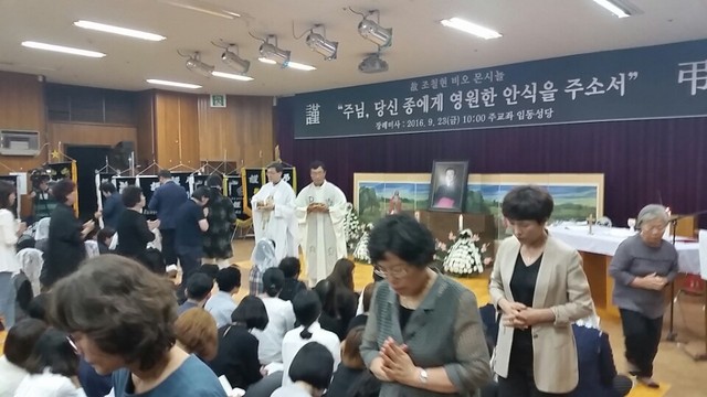 21일 오후 광주 임동성당에서 열린 조비오 신부 추모 미사에서 신자들이 고인을 추모하는 기도를 올리고 있다.