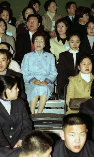 2000년 7월 이희호는 소년원생들을 처음으로 청와대에 초청했다. 사진은 2001년 3월 서울 대학로 학전그린 소극장에서 <지하철 1호선>을 함께 관람하는 모습. <한겨레> 자료사진