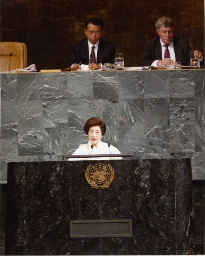 2002년 5월 이희호는 김대중 대통령을 대신해 유엔 아동특별총회에 한국 수석대표로 참석했다. 5월8일 뉴욕 유엔본부에서 열린 총회에서 의장국 대표로 임시의장을 맡은 이희호는 여성으로는 처음으로 기조연설을 했다. 사진 김대중평화센터 제공