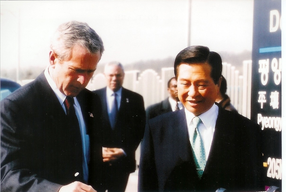 2001년 3월 백악관 한-미 정상회담 때 김대중을 ‘디스 맨’으로 홀대했던 조지 부시 미 대통령은 2002년 2월20일 한국을 방문해 함께 도라산역을 시찰한 뒤 햇볕정책 지지와 더불어 김대중에게 존경을 표시했다. 사진 김대중평화센터 제공