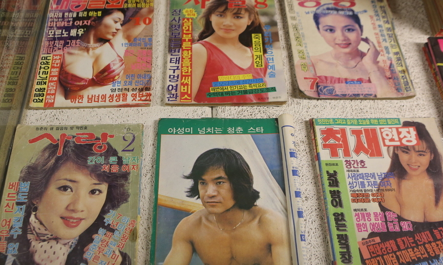 옛 포스터는 타임머신, 낡은 술병은 시간여행의 벗