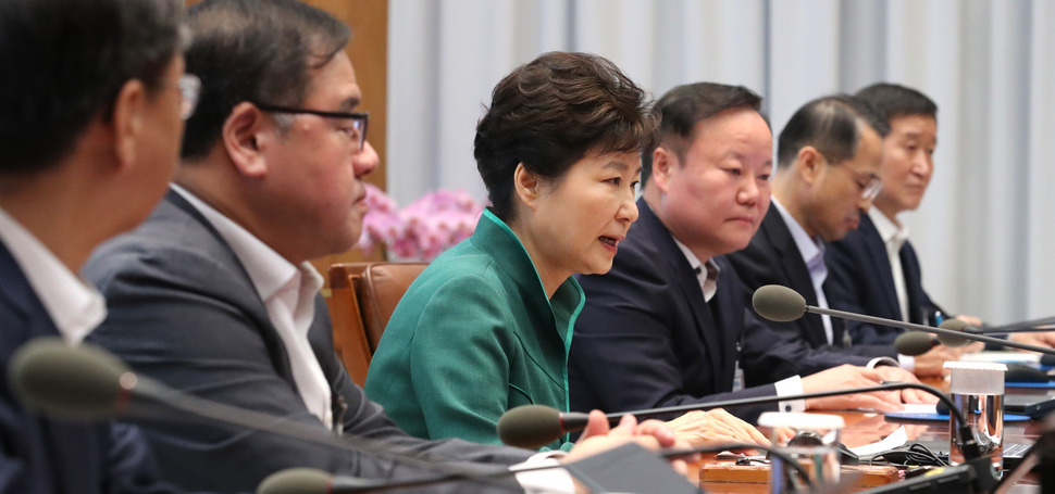 박근혜 대통령이 22일 오전 청와대에서 열린 수석비서관회의를 주재하고 있다. 연합뉴스