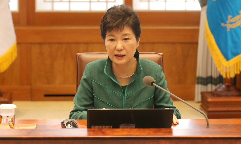 박근혜 대통령이 22일 오전 청와대에서 열린 대통령 주재 수석 비서관회의에서 모두 발언을 하고 있다. 청와대사진기자단