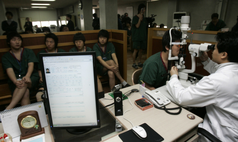 2008년 2월, 신길동 서울지방병무청 제1징병검사장에서 징병 대상자들이 시력검사를 받고 있는 모습. 김진수 <한겨레21> 기자 jsk@hani.co.kr
