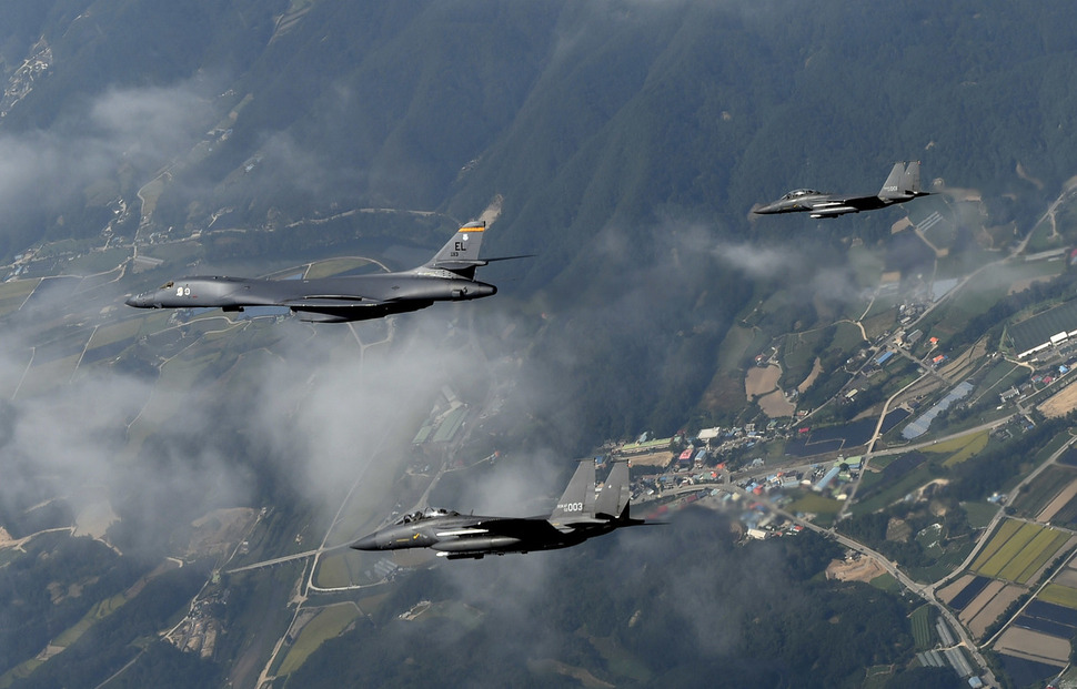 미국의 장거리 전략폭격기 B-1B가 21일 오후 경기도 평택시 주한미군 오산공군기지 상공에서 한국 공군의 F-15K와 비행하고 있다.   연합뉴스