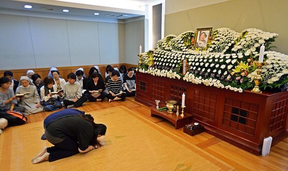 지난해 11월14일 서울 도심에서 열린 민중총궐기대회에서 경찰이 쏜 물대포에 맞아 중태에 빠진 백남기(69) 농민이 끝내 숨졌다. 국가의 공권력에 스러진 지 316일 만이다.백씨를 치료해온 서울대병원은 25일 “백씨가 오후 1시58분께 급성 신부전으로 숨을 거뒀다”고 밝혔다. 백씨는 총궐기 당일 저녁에 쓰러진 뒤 외상성뇌출혈 진단을 받고 줄곧 의식을 잃은 채 인공호흡기 등에 의존해 생명을 이어왔다. 백씨의 장녀 도라지(35)씨와 부인 박경숙씨 등 가족과 시민사회단체 관계자들이 임종을 지킨 것으로 전해졌다.글 김지훈기자 사진 사진공동취재단