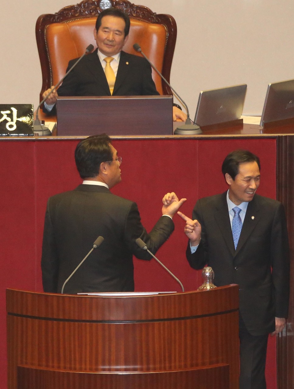 새누리당 정진석 원내대표가 23일 저녁 김재수 농림축산식품부 장관 해임건의안 처리를 앞두고 열린 교육 사회 문화 분야 대정부질문을 위해 열린 국회 본회의에서 국무위원들에게 저녁식사 시간을 주어야 한다며 발언대를 점거한 채 정세균 의장에게 정회를 요구하자 우상호 더불어민주당 원내대표가 내려가서 이야기하자며 실랑이를 벌이고 있다. 이정우 선임기자 woo@hani.co.kr