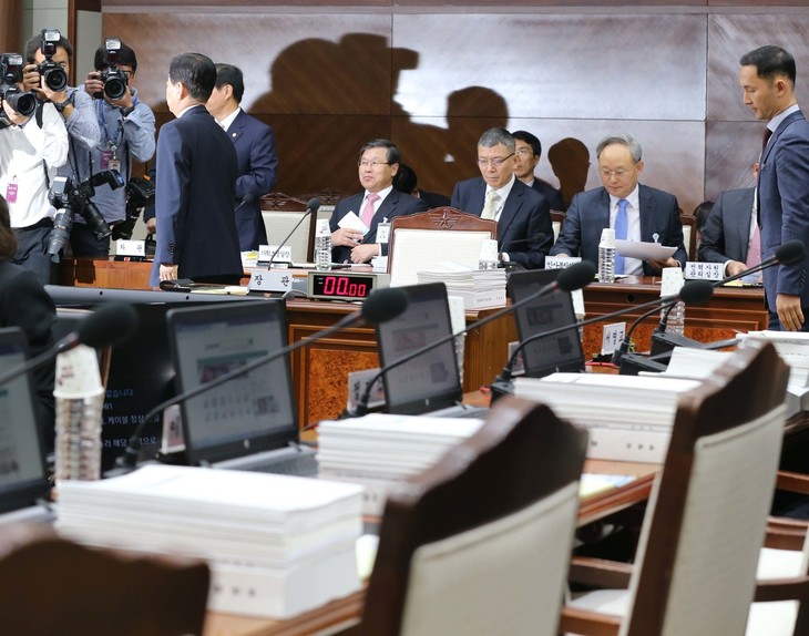 한민구 국방부 장관(맨 왼쪽)이 26일 오전 서울 용산구 국방부에서 김영우 국회 국방위원장 등 새누리당 의원의 불참으로 국정감사가 지연되자 자리를 떠나고 있다. 박종식 기자 anaki@hani.co.kr