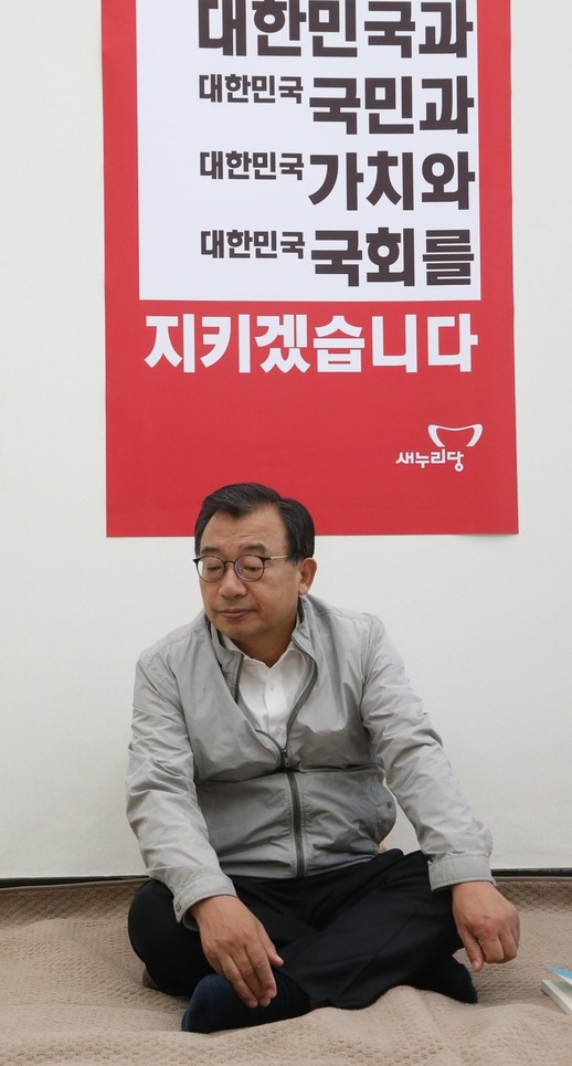 김재수 농림축산식품부 장관 해임건의안 처리와 관련해 정세균 국회의장 사퇴를 요구하며 단식에 들어간 이정현 새누리당 대표가 26일 오후 국회 대표실에서 농성을 벌이고 있다. 이정우 선임기자 woo@hani.co.kr