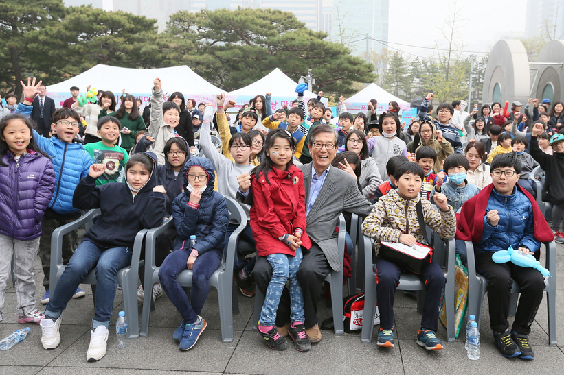 KDB산업은행이 창립 62돌을 맞아 한 초등학교에서 경제교육을 하고 기념촬영을 했다.