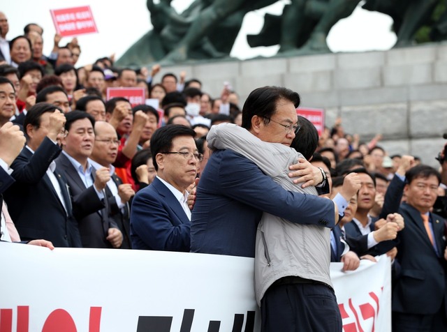 이정현 새누리당 대표가 28일 오후 국회 본청앞 계단에서 열린 `정세균 국회의장 사퇴 관철을 위한 새누리당 당원 규탄 결의대회'에서 내일부터 국정감사 복귀를 선언한 뒤 정진석 원내대표와 포옹하고 있다. 강창광 기자 chang@hani.co.kr