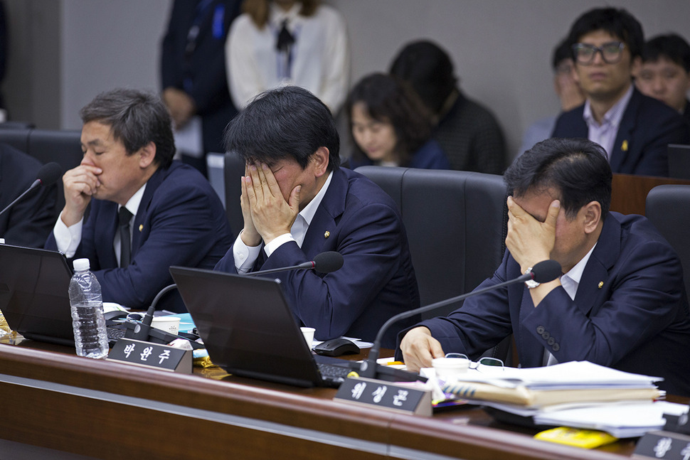 세월호 참사 미수습자 어머니인 이금희씨가 27일 오후 정부세종청사에서 열린 해양수산부에 대한 오후 국정감사에서 딸을 찾아달라며 눈물로 호소하자 야당 의원들이 이를 들으며 고통스러운 표정을 짓고 있다. 세종/김성광 기자 flysg2@hani.co.kr