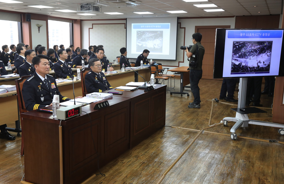 29일 오전 서울 서대문구 경찰청에서 열린 안전행정위원회의 경찰청에 대한 국정감사장에서 모니터에 물대포 살수 동영상이 상영되고 있다. 새누리당 의원들의 불참으로 경찰청 국감은 열리지 않았다. 연합뉴스