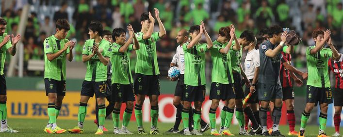 전북 현대 선수들이 28일 저녁 전주월드컵경기장에서 열린 2016 아시아축구연맹(AFC) 챔피언스리그 FC서울과의 4강 1차전에서 4-1로 승리한 뒤 안방팬들을 향해 인사하고 있다. 전주/연합뉴스