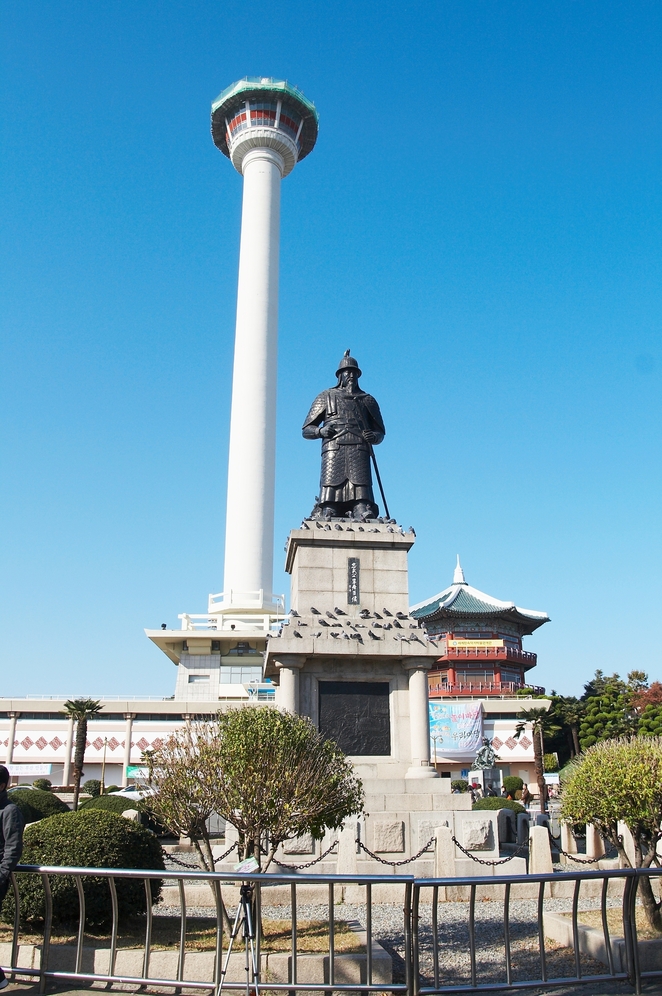 부산 중구 용두산공원에 있는 이순신 장군 동상 부산시 제공