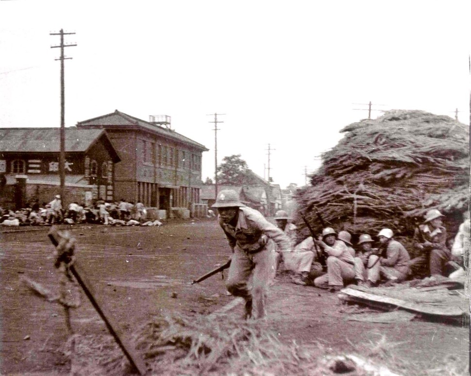 1946년 10월2일 대구 항쟁 당시 발포 현장 사진. 경찰 발포 현장 사진에는 거리 한쪽에 장총으로 무장한 경찰들이 엄폐물 뒤에 쪼그려 앉아있고 반대편 피신한 시위 군중 쪽에는 여러 명이 바닥에 쓰러져 있다. 10월2일 대구역 발포로 사망한 피살자 21명은 남성 노동자가 다수를 차지한다. 노동조합원이 아닌 미조직 대중도 상당수 있는 것으로 저자는 분석했다. 미국 국립문서기록 관리청, 돌베개 제공