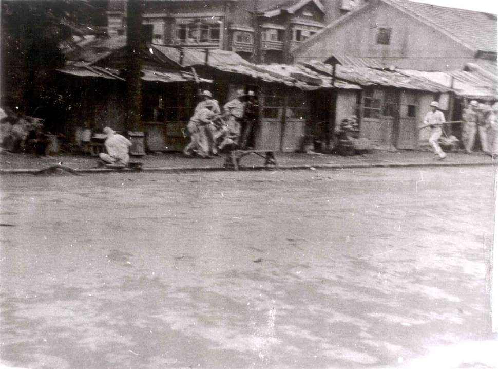 1946년 10월2일 대구 항쟁 당시 발포 현장 사진. 거리에서 장총으로 무장한 경찰들이 오가고 있다. 미국 국립문서기록 관리청, 돌베개 제공