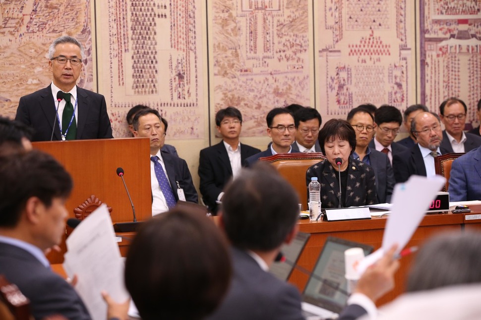 서도식 한국문화재재단 이사장(왼쪽 선 이)이 29일 오후 국회에서 열린 교육문화체육관광위원회 국정감사에서 미르재단과의 업무협약과 관련해 야당 의원들의 질문을 받고 있다. 강창광 기자 chang@hani.co.kr