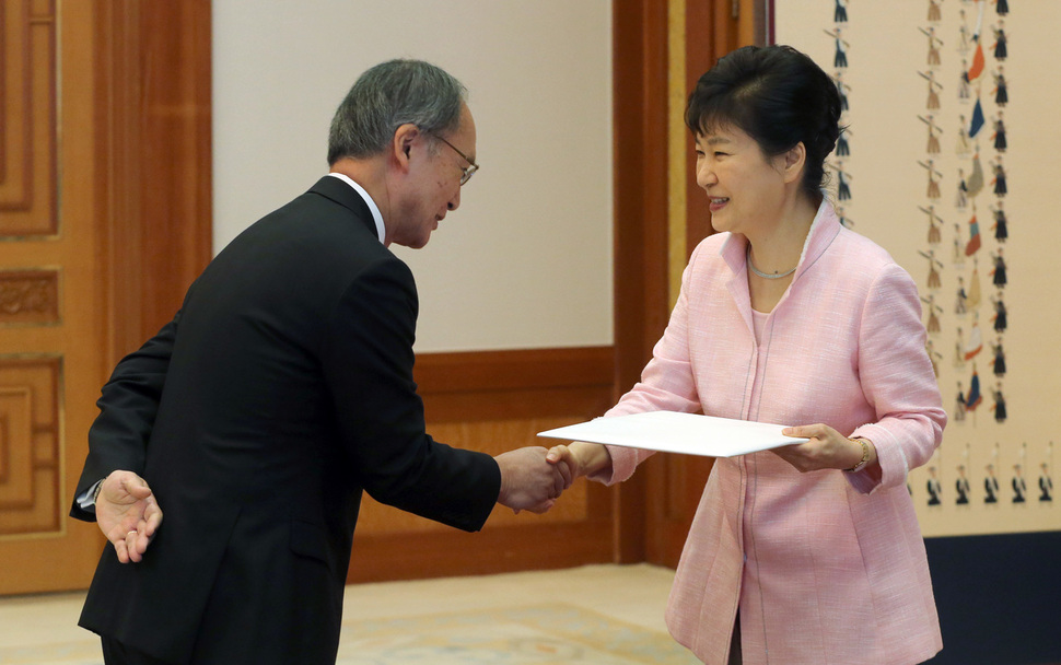 대사의 정식 직함이 ‘특명전권대사'인 것은 교섭에 관한 전권을 위임받았다는 점을 강조하기 위해서다. 대사를 임명할 때는 상대국의 사전동의(아그레망) 절차가 필요하고, 대사가 현지에 부임할 때는 대통령으로부터 받은 신임장을 지참해야 한다. 박근혜 대통령이 지난 21일 청와대에서 나가미네 야스마사 신임 주한일본대사로부터 신임장을 받고 있다. 청와대사진기자단