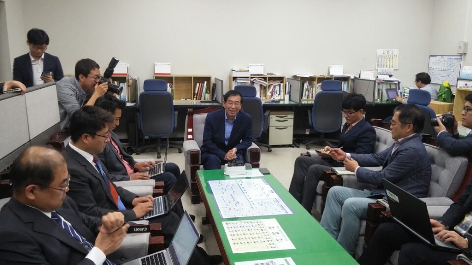 박원순 서울시장이 30일 충북도 브리핑룸을 방문해 충북지역 기자들의 질문에 답하고 있다.