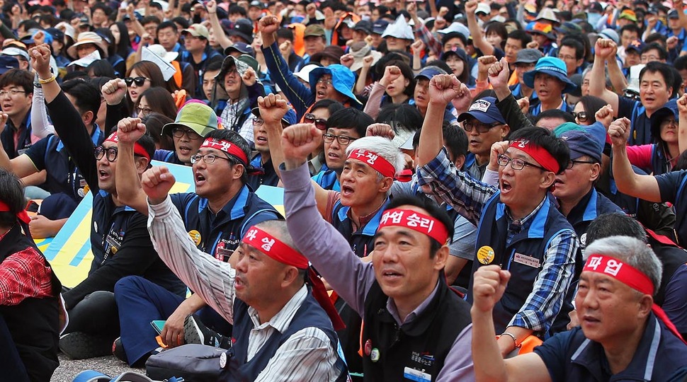 29일 오후 서울 여의도공원에서 ‘노동개악 저지, 성과퇴출제 분쇄, 총파업 투쟁승리를 위한 공공운수노조 총파업 총력투쟁대회‘가 열려 전국에서 상경한 공공운수노조원들이 성과주의 반대 구호를 외치고 있다. 신소영 기자 viator@hani.co.kr