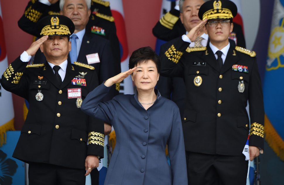 박근혜 대통령이 1일 충남 계룡대에서 열린 국군의 날 기념식에서 장병들의 경례에 거수 경례로 답하고 있다. 청와대사진기자단