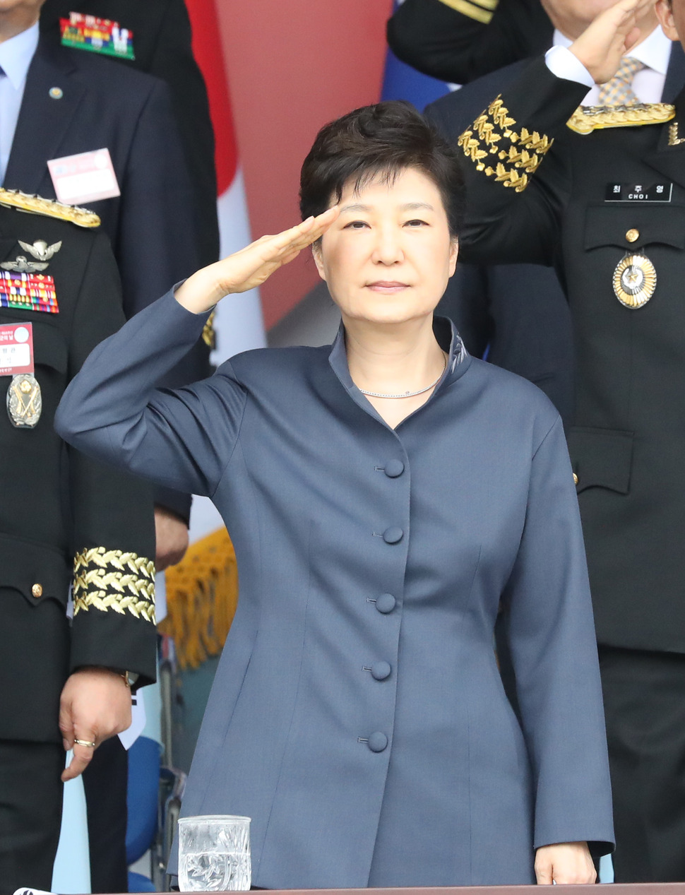 박근혜 대통령이 1일 계룡대에서 열린 제 68주년 국군의 날 행사에서 거수경례하고 있다. 2016.10.1 연합뉴스