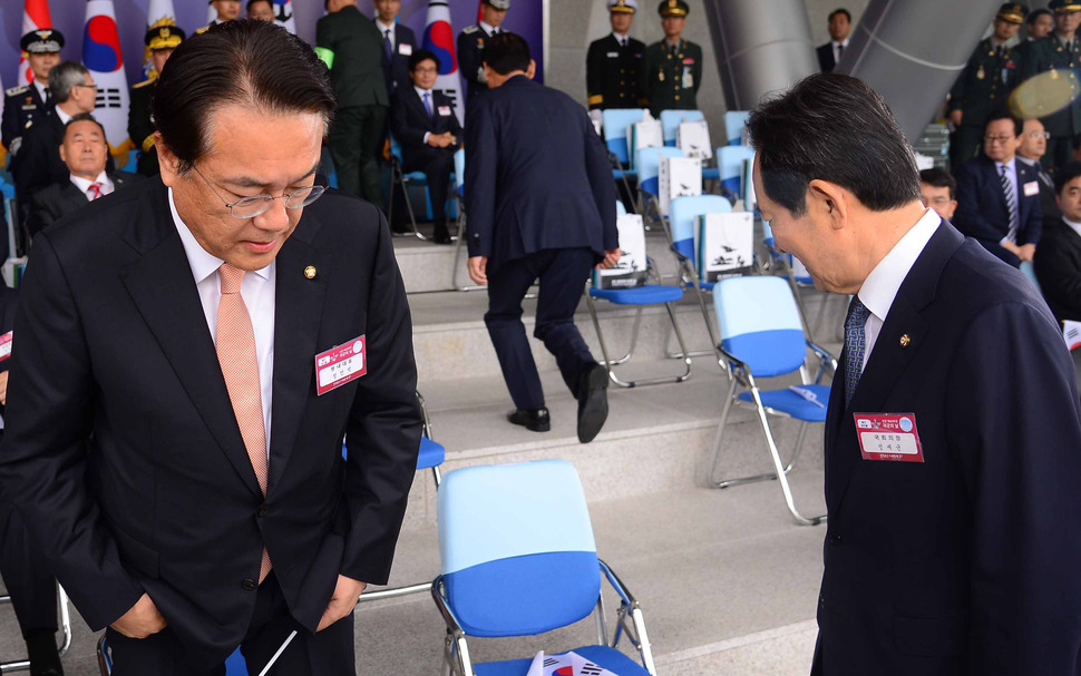 정세균 국회의장(오른쪽)과 새누리당 정진석 원내대표가 1일 계룡대에서 열린 제 68주년 국군의 날 행사에서 인사를 한 뒤 돌아서고 있다. 2016.10.1 연합뉴스