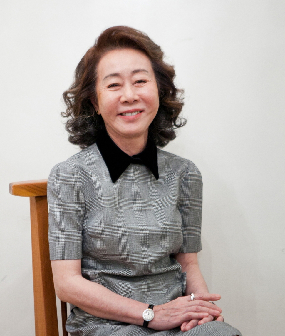 데뷔 50주년을 맞은 윤여정이 영화 <죽여주는 여자>에서 또 하나의 새로운 여성 캐릭터에 도전했다. 씨지브이 아트하우스 제공