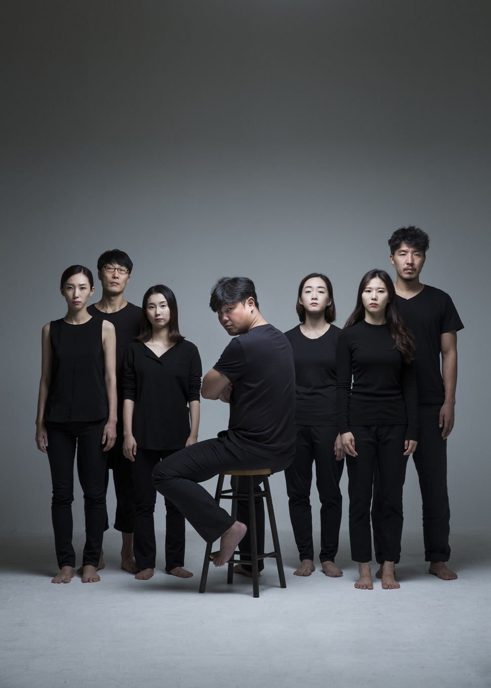 <셰이커 루프스>를 현대무용으로 재해석한 <리플렉션>을 무대에 올리는 이해준(의자에 앉은 이) 안무가와 무용수들. 사진 국립현대무용단 제공