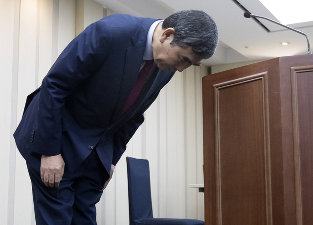 이관순 한미약품 대표이사가 2일 서울 송파구 본사에서 기자간담회를 열어 ‘늑장 공시’ 등에 대해 해명하기에 앞서 인사를 하고 있다. 연합뉴스