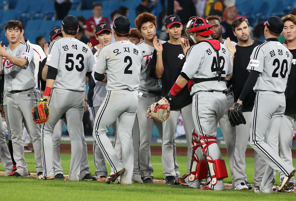 엘지(LG) 선수들이 3일 열린 프로야구 삼성과의 경기에서 승리한 뒤 기쁨을 나누고 있다. 대구/연합뉴스