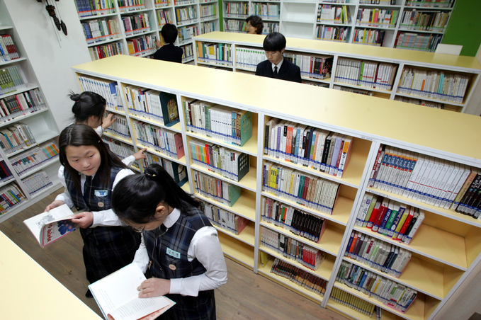 한 교내 도서관에서 학생들이 책을 찾아보고 있다. 대입 학생부 종합전형으로 독서가 강조됨에 따라 독서를 통한 진로탐색, 과제연구 및 동아리 활동이 활발히 이루어지고 있다. 이정아 기자