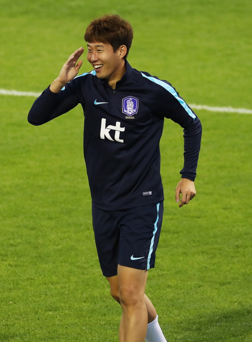 축구대표팀에 합류한 손흥민이 3일 수원종합운동장에서 열린 팀 소집 훈련에서 가볍게 달리고 있다.  수원/연합뉴스