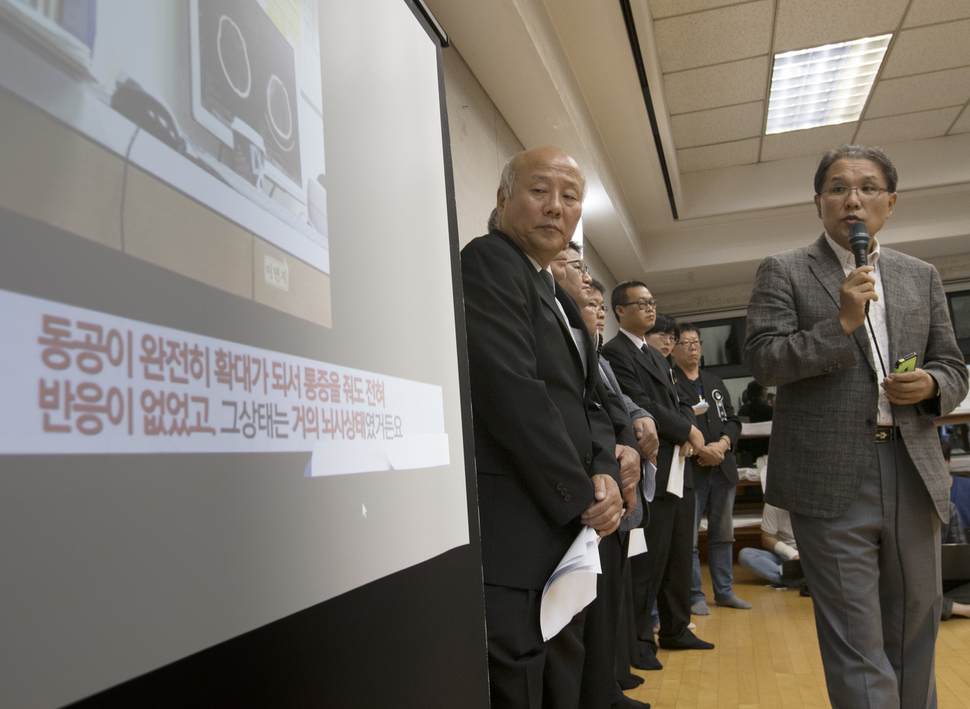 3일 저녁 서울 종로구 연건동 서울대병원 장례식장에서 열린 고 백남기 유족과 투쟁본부가 연 기자회견에서 김경일 신경외과 전문의(전 서울동부병원 원장·맨오른쪽)가 이날 공개된 고인의 사고 당일 서울대병원 응급실 CT 촬영 영상을 살펴보며 당시 이미 위중한 상태였음을 설명하고 있다. 연합뉴스